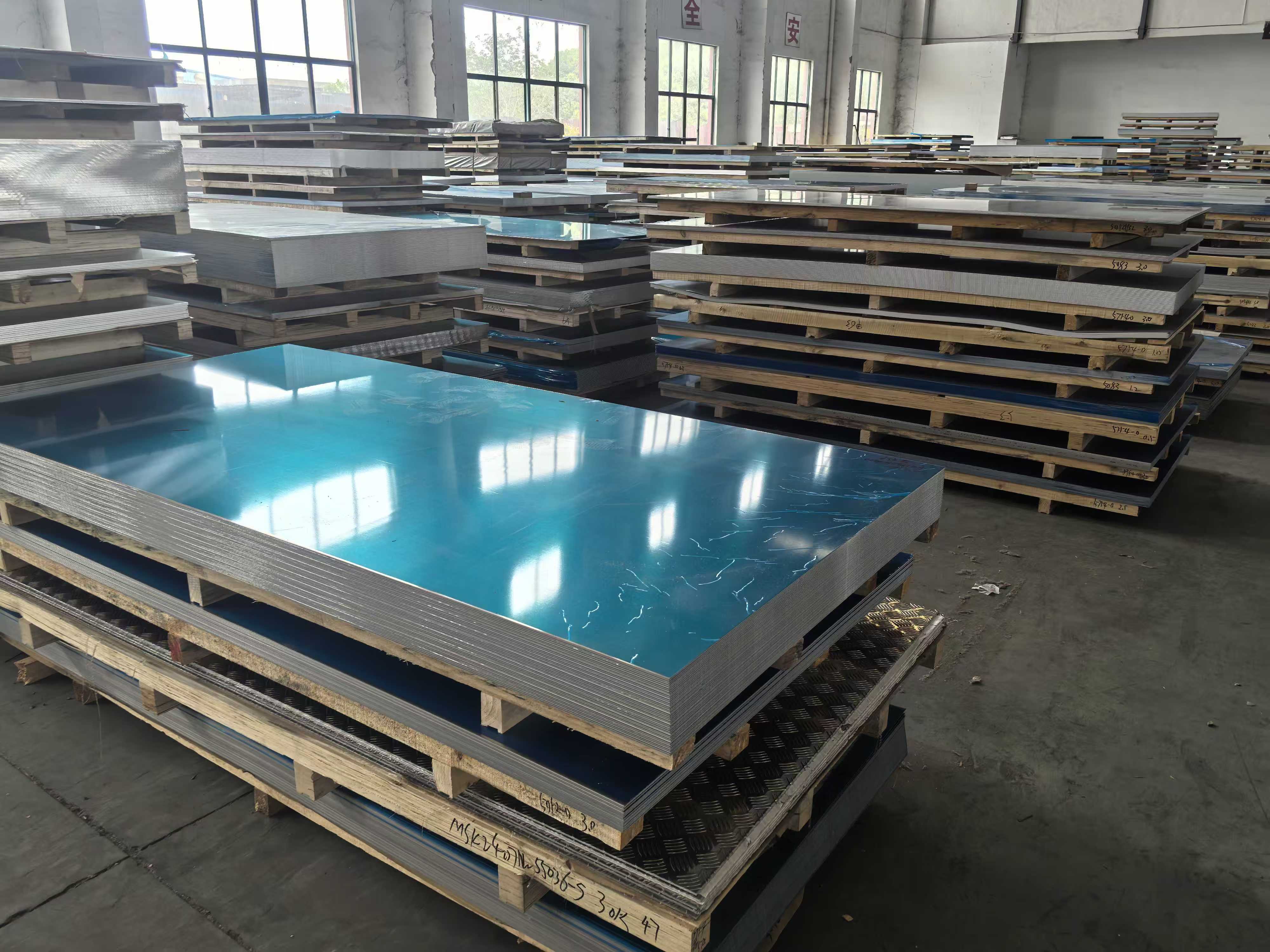 último caso de la compañía sobre Suministro de láminas de aluminio para proyecto de fachada de construcción en Estados Unidos